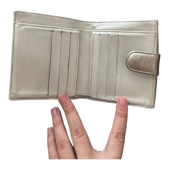 CHANEL Gold Caviar Small Wallet GUC Authentic and Gorgeous - Picture 6 of 9